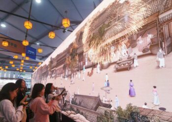 Varias personas observan una imagen digital en la Conferencia Apsara, consagrada a la nube y la 'inteligencia artificial', en la ciudad china de Hangzhou, el 3 de noviembre de 2022. Foto: AFP.