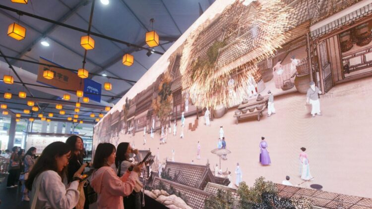 Varias personas observan una imagen digital en la Conferencia Apsara, consagrada a la nube y la 'inteligencia artificial', en la ciudad china de Hangzhou, el 3 de noviembre de 2022. Foto: AFP.