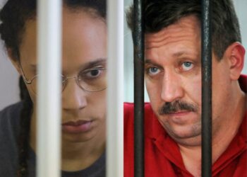 Brittney Griner y Viktor Bout, intercambiados en Abu Dabi. Foto: AFP.