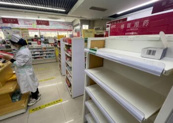 Un estante vacío en una farmacia de Pekín el 15 de diciembre de 2022. Foto: AFP.