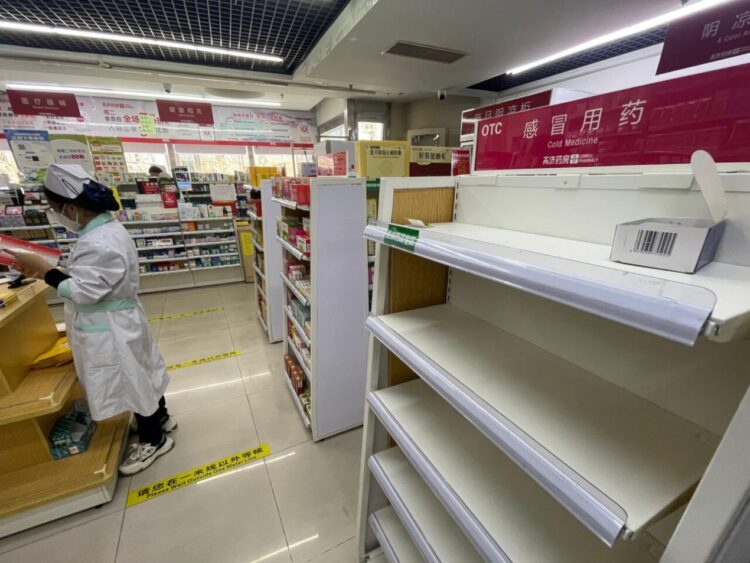 Un estante vacío en una farmacia de Pekín el 15 de diciembre de 2022. Foto: AFP.