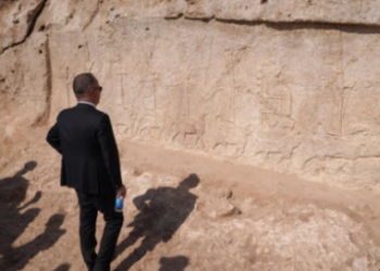 El embajador de Italia en Irak ante uno de los yacimientos arqueológicos descubiertos en Faida, el 16 de octubre de 2022. Foto: AFP.