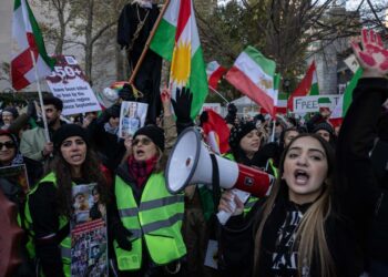 Irán condena a muerte a cinco manifestantes por fallecimiento de policía.