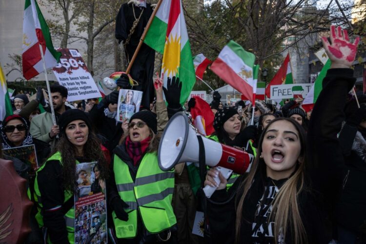 Irán condena a muerte a cinco manifestantes por fallecimiento de policía.