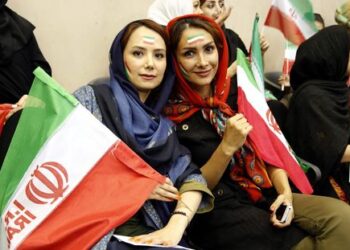 Miles de personas se manifiestan en Irán para defender el uso del velo
