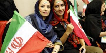 Miles de personas se manifiestan en Irán para defender el uso del velo