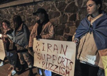 La gente se manifiesta frente a la embajada iraní en Ucrania el 17 de octubre de 2022 en Kyiv, después de que la ciudad fuera atacada por enjambres de drones kamikaze vendidos por Irán a Rusia, dejando al menos tres muertos. Foto: AFP.