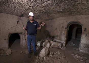 Saar Ganor, de la Autoridad de Antigüedades de Israel, muestra la Tumba de Salomé, en la zona de Lachish, el 20 de diciembre de 2022. Foto: AFP.