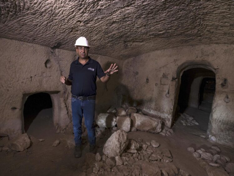 Saar Ganor, de la Autoridad de Antigüedades de Israel, muestra la Tumba de Salomé, en la zona de Lachish, el 20 de diciembre de 2022. Foto: AFP.