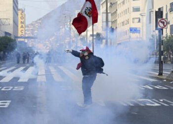 Un simpatizante del expresidente peruano Pedro Castillo lleva una máscara para protegerse de los gases lacrimógenos en una protesta cerca del Congreso peruano en Lima, el 12 de diciembre de 2022. Foto: AFP.