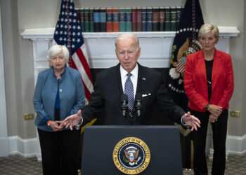 Biden pide a gigantes petroleros que dejen de ‘especular con la guerra’