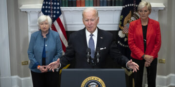 Biden pide a gigantes petroleros que dejen de ‘especular con la guerra’