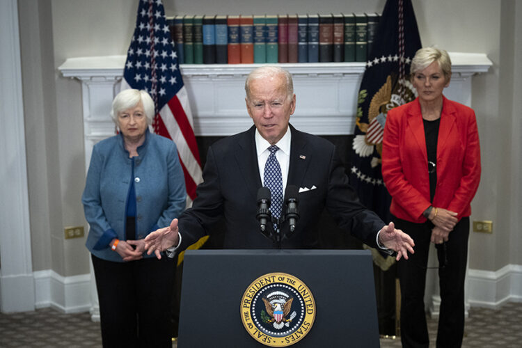 Biden pide a gigantes petroleros que dejen de ‘especular con la guerra’