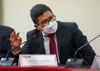 Fiscalía de Perú investiga a destituido ministro de Salud tras denuncia por corrupción