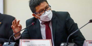 Fiscalía de Perú investiga a destituido ministro de Salud tras denuncia por corrupción