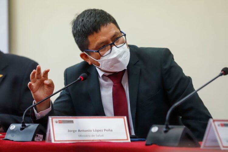 Fiscalía de Perú investiga a destituido ministro de Salud tras denuncia por corrupción