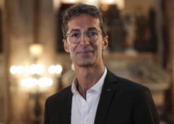 El nuevo director de danza de la Ópera de París, el exbailarín y coreógrafo español José Martínez, posa en la Gran Escalera del Palacio Garnier de la capital francesa el 28 de octubre de 2022. Foto: AFP.