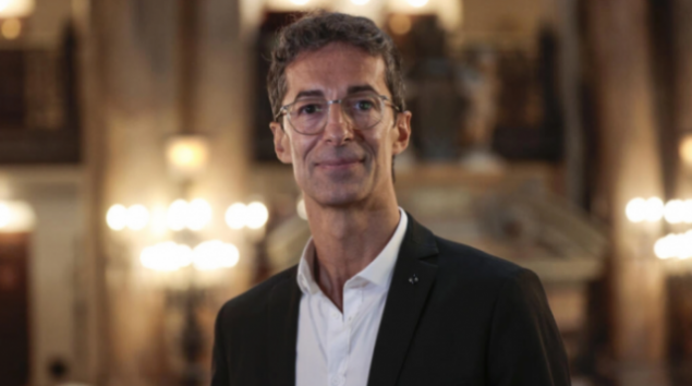 El nuevo director de danza de la Ópera de París, el exbailarín y coreógrafo español José Martínez, posa en la Gran Escalera del Palacio Garnier de la capital francesa el 28 de octubre de 2022. Foto: AFP.