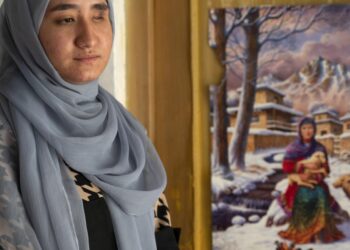 La joven afgana Fatima Amiri perdió un ojo en un atentado suicida perpetrado contra su escuela, en Kabul, el 30 de septiembre de 2022, accedió a la universidad en Afganistán. Foto: AFP.