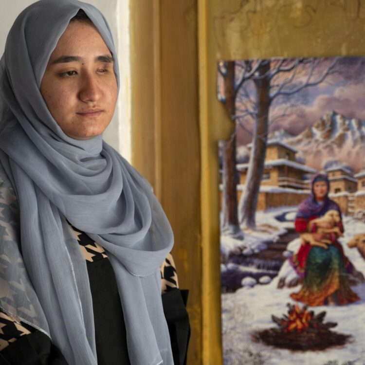 La joven afgana Fatima Amiri perdió un ojo en un atentado suicida perpetrado contra su escuela, en Kabul, el 30 de septiembre de 2022, accedió a la universidad en Afganistán. Foto: AFP.