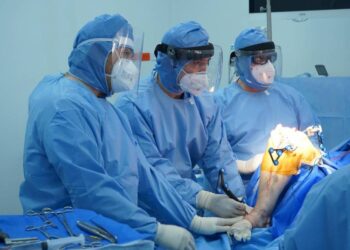 Una joven italiana que tenía un tumor de 70 kilos en el abdomen fue operada con éxito. Foto: El País.