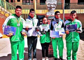 Se prestan dinero para que sus hijos viajen a México a representar a Bolivia en un concurso de robótica