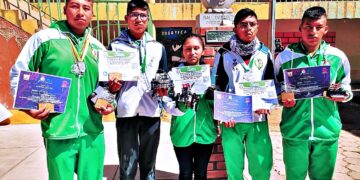 Se prestan dinero para que sus hijos viajen a México a representar a Bolivia en un concurso de robótica