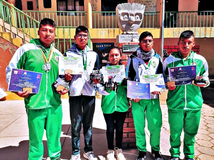 Se prestan dinero para que sus hijos viajen a México a representar a Bolivia en un concurso de robótica