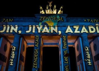 La Puerta de Brandeburgo de Berlín (Alemania) iluminada en apoyo a los manifestantes en Irán, con el lema "Mujer, vida, libertad", el 13 de diciembre de 2022. Foto: AFP.