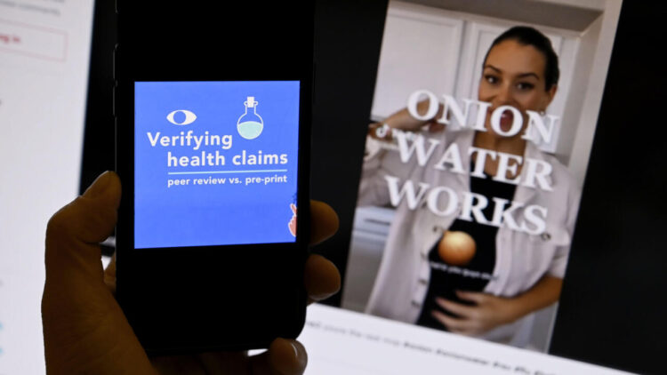 Fotograma de un video sobre el jugo de cebolla tomada en TikTok, el 20 de diciembre de 2022. Foto: AFP.