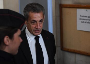 El expresidente francés Nicolas Sarkozy llega al tribunal para el juicio en apelación sobre el caso de las escuchas, el 5 de diciembre de 2022 en París. Foto: AFP.