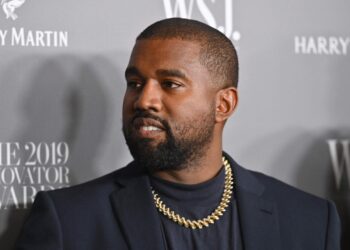 Exseguidores de Kanye West se quitan sus tatuajes. Foto: AFP