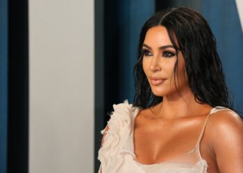 Kim Kardashian sopesa su colaboración con Balenciaga tras polémica campaña