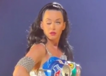Captura del momento en que Katy Perry no puede controlar su párpado derecho, en pleno show. Captura: Redes sociales.
