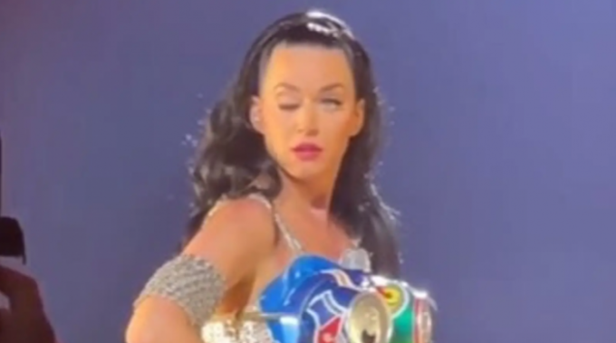Captura del momento en que Katy Perry no puede controlar su párpado derecho, en pleno show. Captura: Redes sociales.