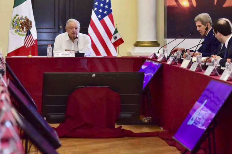El exsecretario de Estado, John Kerry, visitó recientemente México como parte de los esfuerzos para movilizar la acción climática antes de la COP27. Foto: Yahoo!
