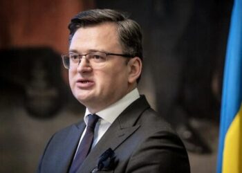 Kuleba dice que 17 embajadas recibieron cartas explosivas.