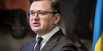 Kuleba dice que 17 embajadas recibieron cartas explosivas.