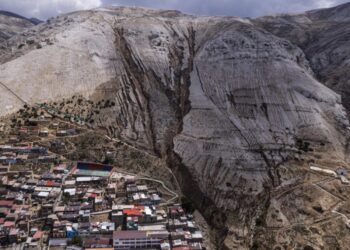 Vista aérea de la ciudad de La Oroya, ubicada a 3.745 metros sobre el nivel del mar en el departamento de Junín, al este de Lima, tomada el 9 de noviembre de 2022. Foto: AFP.