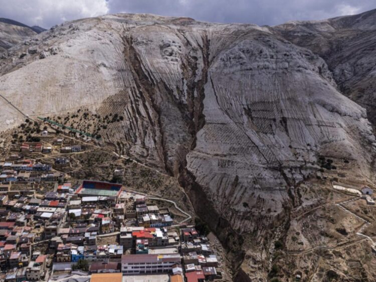 Vista aérea de la ciudad de La Oroya, ubicada a 3.745 metros sobre el nivel del mar en el departamento de Junín, al este de Lima, tomada el 9 de noviembre de 2022. Foto: AFP.