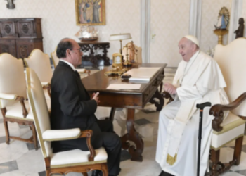 El canciller peruano César Landa fue recibido en audiencia privada por el Papa Francisco. Foto: Yahoo!