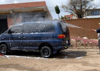 Los auto lavados utilizan agua potable para realizar su actividad económica. Foto: Archivo