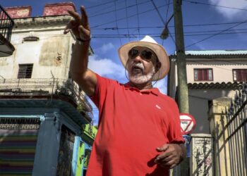 El escritor cubano Leonardo Padura, durante una entrevista con la AFP el 8 de noviembre de 2022 en La Habana. Foto: AFP.