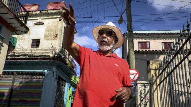 El escritor cubano Leonardo Padura, durante una entrevista con la AFP el 8 de noviembre de 2022 en La Habana. Foto: AFP.