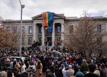 El sospechoso del tiroteo que dejó cinco fallecidos y 18 heridos en un club LGBT+ en Colorado, fue presentado ante los tribunales.