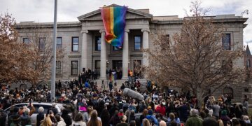 El sospechoso del tiroteo que dejó cinco fallecidos y 18 heridos en un club LGBT+ en Colorado, fue presentado ante los tribunales.
