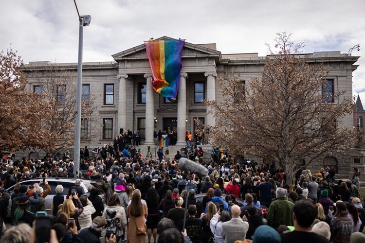 El sospechoso del tiroteo que dejó cinco fallecidos y 18 heridos en un club LGBT+ en Colorado, fue presentado ante los tribunales.