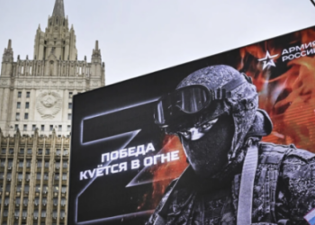 Un cartel del ejército ruso, fotografiado delante del ministerio de Relaciones Exteriores de Rusia, en Moscú. Foto: AFP.