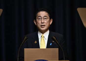 Líder japonés quiere subir gasto de defensa a 2% del PIB para 2027.
