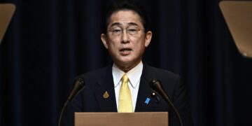 Líder japonés quiere subir gasto de defensa a 2% del PIB para 2027.